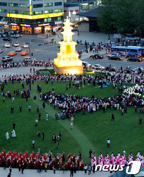 본문 이미지 - 불기 2556년 부처님오신날을 앞둔 7일 저녁 시청 앞 서울광장에서 부처님오신날 봉축 장엄등 점등식이 봉행되고 있다. 오는 28일까지 서울광장을 환하게 밝힐 봉축등은 국보 제35호 화엄사 사사자삼층석탑을 원형으로 삼아 제작됐다. 올해 부처님오신날의 표어는 '마음에 평화를, 세상에 행복을'이다. 2012.5.7/뉴스1 © News1   오대일 기자