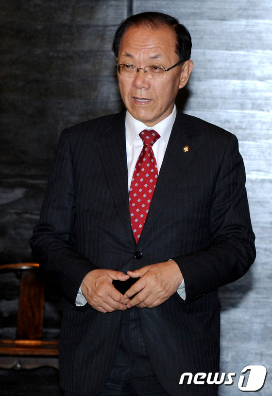 (서울=뉴스1) 박정호 기자 = 새누리당 황우여 원내대표가 9일 서울 여의도 63시티의 한 중식당으로 비대위 마지막 오찬을 위해 들어오고 있다. 2012.5.9/뉴스1