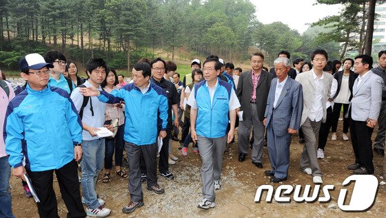 본문 이미지 - 박원순 서울시장이  지난달 1일 복구가 한창인 우면산 산사태 현장을 둘러보고 있다. 서울시는 지금까지 우면산 복구공사를 96%가량 진행해 다음 달 10일께면 모든 공사가 끝난다고 밝혔다. 2012.6.1/뉴스1 © News1   허경 기자