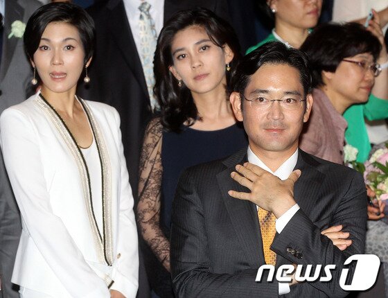 본문 이미지 - 이서현 제일모직 부사장(왼쪽부터)과 이부진 호텔신라 사장, 이재용 삼성전자 사장이 1일 오후 서울 중구 호암아트홀에서 열린 '2012 호암상 시상식'에 참석하고 있다. 2012.6.1. 머니투데이/뉴스1