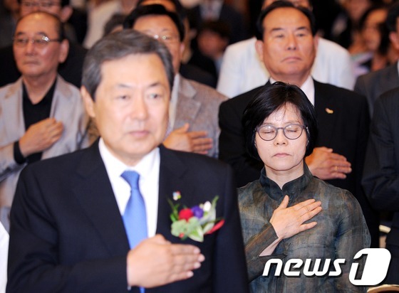 (서울=뉴스1) 박철중 기자 = 제25주년 6.10 민주항쟁 기념식이 열린 10일 오전 서울 효창동 백범기념관 컨벤션홀에서 맹형규 행정안전부 장관과 전순옥 민주통합당 의원(오른쪽) …