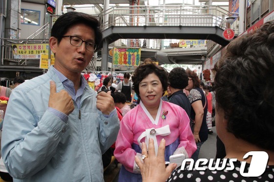 (대구경북=뉴스1) 김대벽 기자 = 10일 대선후보 김문수 경기지사가 대구 서문시장을 방문해 상인들과 얘기를 나누며 지지를 호소하고 있다.