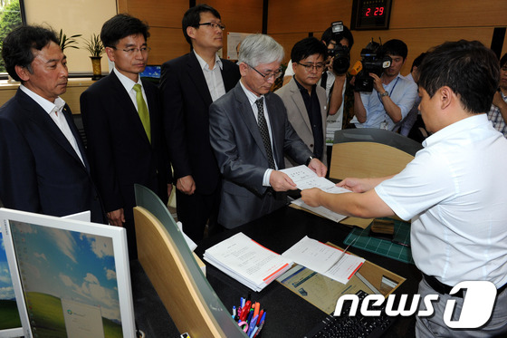 (서울=뉴스1) 박세연 기자 = 통합진보당 박원석, 정진후 의원과 조영선, 이광철 이덕우 변호사를 비롯한 통합진보당 정치검찰진보탄압대책위원회가 11일 오후 서울 종로구 헌법재판소에 …