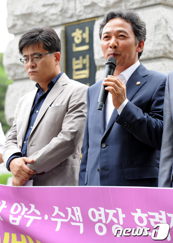 (서울=뉴스1) 박세연 기자 = 통합진보당 정진후(오른쪽), 박원석 의원이 11일 오후 서울 종로구 헌법재판소 앞에서 통합진보당 압수, 수색영장 효력정지 가처분 신청 기자회견에서 …