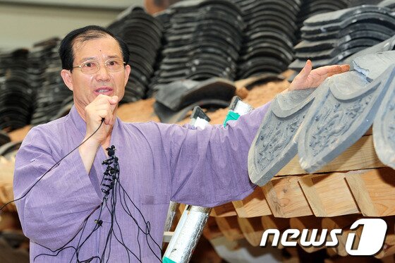 본문 이미지 - 지난 2012년 서울 중구 숭례문에서 열린 국보 제1호 숭례문 복구 현장설명회 당시의 이근복 번와장. &#40;뉴스 DB&#41;  2012.6.12/뉴스1