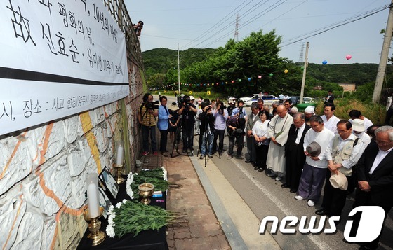 (양주=뉴스1) 한재호 기자 = 지난 2002년 미군 장갑차에 치여 세상을 떠난 심미선·신효순양의 10주기를 맞은 13일 오전 경기 양주시 광적면 효촌리 사고 현장에서 진보·통일단 …