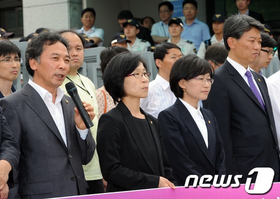 (서울=뉴스1) 허경 기자 = 통합진보당 정진후, 김제남, 김미희, 김선동 의원(왼쪽부터)과 당원들이 13일 오후 서울 서초동 대검찰청 앞에서 시민사회단체와 함께 검찰의 당원명부 …