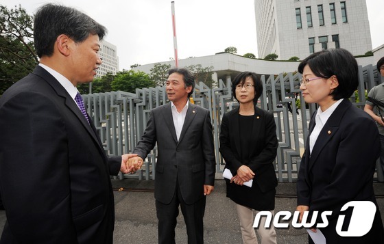 (서울=뉴스1) 허경 기자 = 통합진보당 김선동, 정진후, 김제남, 김미희 의원(왼쪽부터)이 13일 오후 서울 서초동 대검찰청 앞에서 검찰의 당원명부 열람 추출을 규탄하는 기자회견 …