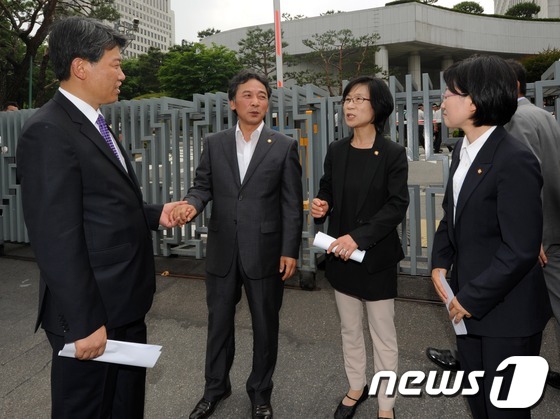 (서울=뉴스1) 허경 기자 = 통합진보당 김선동, 정진후, 김제남, 김미희 의원(왼쪽부터)이 13일 오후 서울 서초동 대검찰청 앞에서 검찰의 당원명부 열람 추출을 규탄하는 기자회견 …