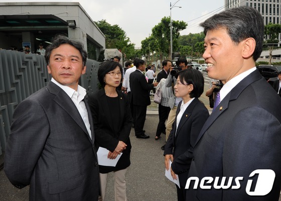 (서울=뉴스1) 허경 기자 = 통합진보당 정진후, 김제남, 김미희, 김선동 의원(왼쪽부터)이 13일 오후 서울 서초동 대검찰청 앞에서 검찰의 당원명부 열람 추출을 규탄하는 기자회견 …