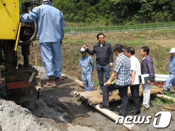 본문 이미지 - 한국농어촌공사 충남지역본부가 지하수 관정을 개발하는 모습. © News1 