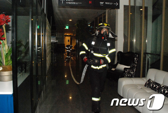 (서울=뉴스1) 안은나 인턴기자 = 17일 오전 새벽 5시 16분께 서울 용산구 아이파크몰 7층 사무실에서 원인미상의 화재가 발생, 소방대원이 진압을 위해 뛰어가고 있다. 이 화재 …