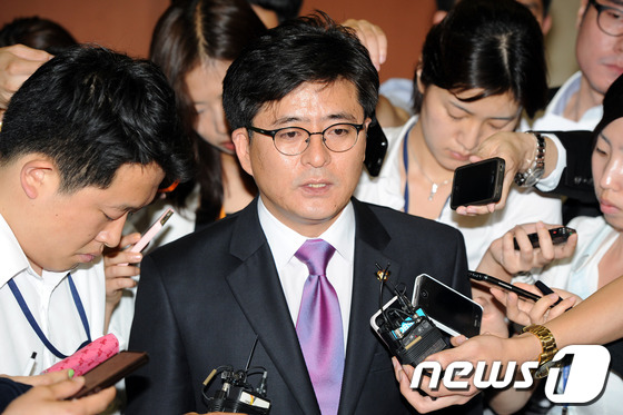 (서울=뉴스1) 이광호 기자 = 통합진보당 새로나기특위 박원석 위원장이 18일 오전 국회 정론관에서 국민의례 존중 등의 내용을 담은 당 혁신과제 보고서 발표를 마친뒤 취재진의 질문 …