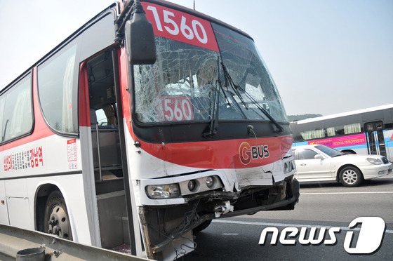 18일 오전 9시경 경부고속도로 상행선 양재IC 부근 버스전용차로로 진행중이던 1005-1번 광역버스를 뒤따르던 1560번 광역버스가 추돌하는 사고가 발생했다. 서초소방서는 이 사 …