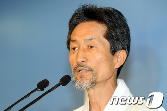 (서울=뉴스1) 이광호 기자 = 통합진보당 강기갑 혁신비대위원장이 18일 오후 국회 정론관에서 당대표 출마 선언 기자회견을 하고 있다.2012.6.18/뉴스1