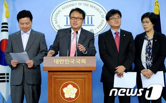 (서울=뉴스1) 박정호 기자 = 19일 오전 서울 여의도 국회 정론관에서 (왼쪽부터) 민주통합당 홍종학, 민병두 의원과 통합진보당 박원석 의원, 민주통합당 최민희 의원이 재벌 일감 …