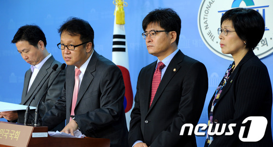 (서울=뉴스1) 박정호 기자 = 19일 오전 서울 여의도 국회 정론관에서 (왼쪽부터) 민주통합당 홍종학, 민병두 의원과 통합진보당 박원석 의원, 민주통합당 최민희 의원이 재벌 일감 …