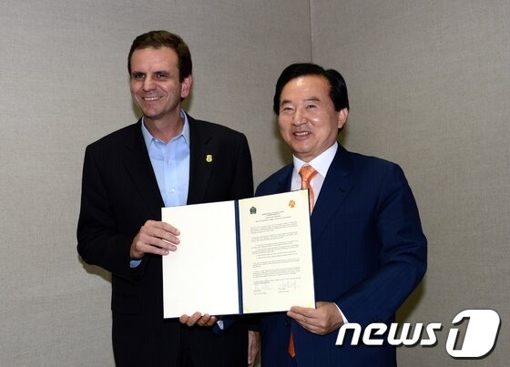 본문 이미지 - 강운태 시장이 애드아르도 패스 리우시장과 우호협력 MOU를 체결했다. © News1 