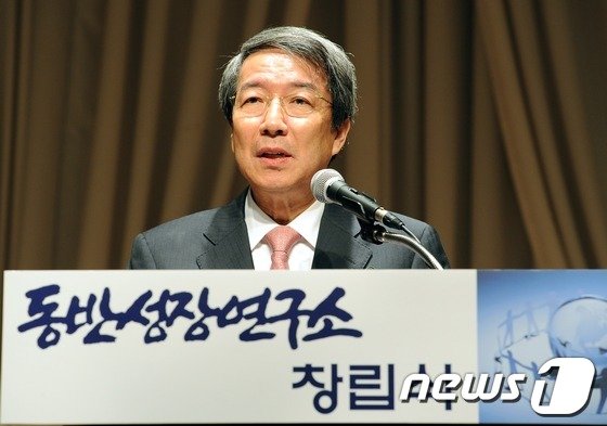 본문 이미지 - 정운찬 동반성장연구소 이사장이 19일 서울 여의도 중소기업중앙회에서 열린 동반성장연구소 창립식에서 기념사를 하고 있다. 2012.6.19/뉴스1
