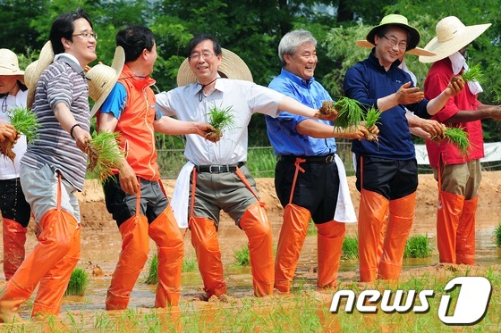 (서울=뉴스1) 한재호 기자 = 박원순 서울시장이 2일 오전 서울 용산구 이촌동 노들섬 도시농업공원 '노들텃밭'에서 올해를 '서울 도시농업 원년'으로 선포하고 직접 토종벼 모내기를 …