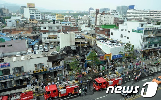 (서울=뉴스1) 이정선 기자 = 2일 오후 12시 50분경 서울 을지로 3가역 인근 상가 건물에서 원인불명의 화재가 발생, 소방대원들이 화재를 진압한 후 화재발생 원인을 조사하고 …