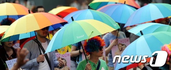 (서울=뉴스1) 이정선 기자 = 2일 오후 서울 중구 을지로2가 일대에서 열린 2012 퀴어(Queer) 문화축제에서 성소수자 및 참가자들이 퍼레이드를 펼치고 있다. 올해로 13년 …