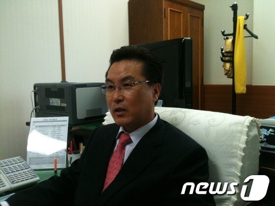 본문 이미지 - 울산시의회 이재현 부의장이 지난 12일 의원사무실에서 6ㆍ10항쟁 당시를 떠올리며 이야기를 하고 있다. © News1