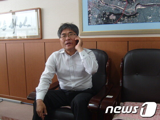 본문 이미지 - 지난 13일 울산중구의회 사무실에서 만난 신성봉 부의장이 기억을 확인하기 위해 당시 함께 시위를 했던 지인과 전화통화를 하고 있다. © News1 이상길 기자 