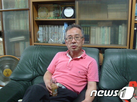 본문 이미지 - 김승석 울산대학교 교수가 지난 13일 교수연구실에서 6ㆍ10항쟁에 참여했던 이야기를 하고 있다. © News1 이상길 기자 