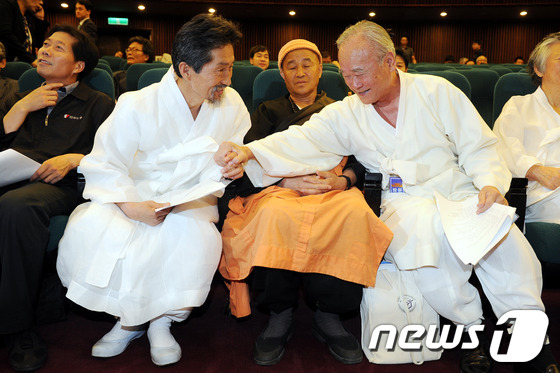 (서울=뉴스1) 이광호 기자 = 당대표 출마를 선언한 통합진보당 강기갑 혁신비대위원장(왼쪽 두번째)이 20일 국회 도서관에서 열린 MBC파업 관련 시국회의에서 참석자들과 인사나누고 …