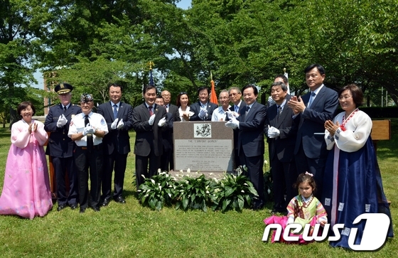 (광주=뉴스1) 박중재 기자 = 강운태 광주시장이 지난 20일 오전(현지 시간) 미국 뉴욕주 낫소카운티시내 아이젠하워 공원에서 열린 일본군 위안부 기림비 제막식에 참석하여 뉴욕주 …