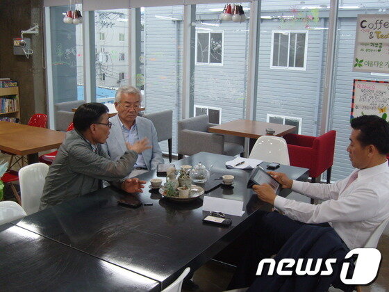 본문 이미지 - 87년 6월 항장에 적극 참여했던 한수호 울산비전포럼 부회장과 김위경 (사)아시아태평양환경NGO한국본부 회장, 정병문 (사)자치분권연구소 울산운영위원장이 지난 15일 남구 한 카페에서 모여 6ㆍ10항쟁과 관련해 이야기를 나누고 있다. 이들은 현재 그 때 당시 함께 했던 사람들을 모아 6ㆍ10항쟁 25주년 기념행사를 추진 중이다. © News1 이상길 기자 