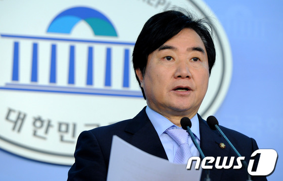 (서울=뉴스1) 박정호 기자 = 이석현 민주통합당 의원이 22일 오전 서울 여의도 국회 정론관에서 '택시운송사업 진흥을 위한 특별법 제정안'을 대표 발의했다고 발표하고 있다. 20 …