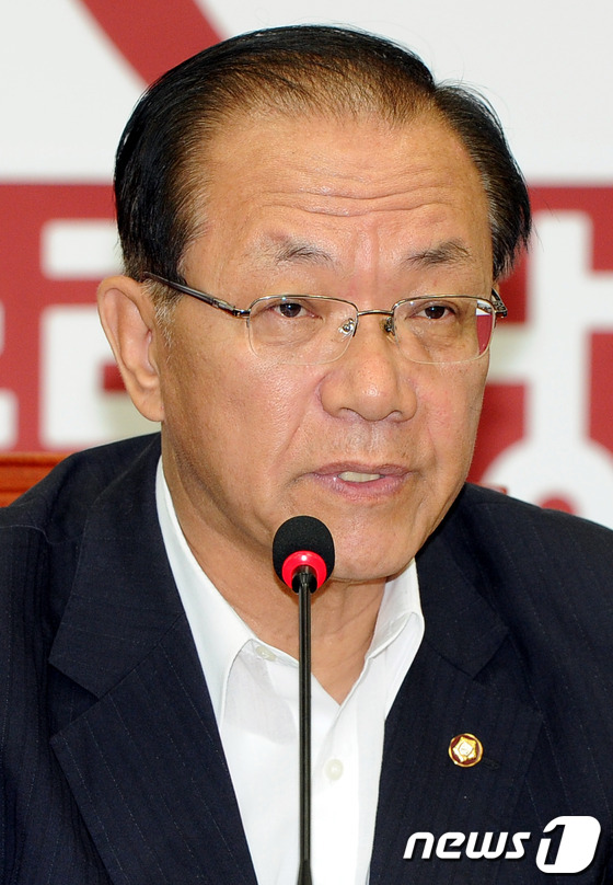 (서울=뉴스1) 이광호 기자 = 새누리당 황우여 대표가 25일 오전 국회에서 열린 최고위원회의에 참석해 모두발언을 하고 있다.2012.6.25/뉴스1