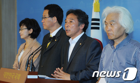 (서울=뉴스1) 양동욱 기자 = 전국의 초등학교 6학년, 중학교 3학년, 고등학교 2학년 학생들을 대상으로 실시되는 전집형 일제고사(국가수준학업성취도 평가)를 하루 앞둔 25일 오 …