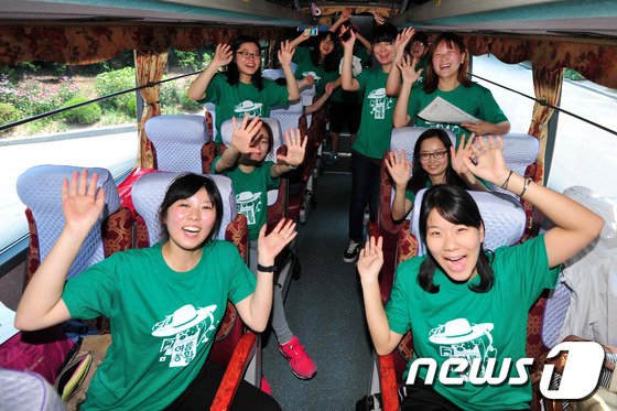 (서울=뉴스1) 안은나 인턴기자 = 25일 오전 서울 서대문구 이화여자대학교에서 학생들이 전북 완주로 농촌일손돕기 봉사활동을 떠나기 전 화이팅을 외치고 있다. 2012.6.25/뉴 …