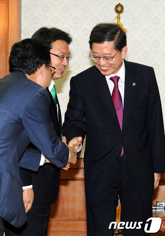 (서울=뉴스1) 박지혜 기자 = 김황식 국무총리가 25일 오후 서울 세종로 정부중앙청사 국무총리실을 방문한 민주통합당 광주북을 임내현 의원과 악수를 하고 있다. 이날 민주통합당 의 …