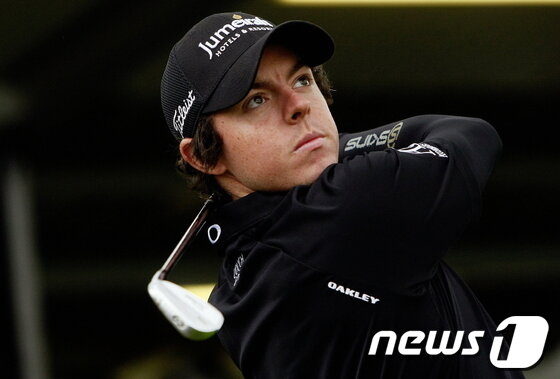 본문 이미지 - 스킨스를 착용한 프로골퍼 로리 맥길레이.(사진=데상트코리아 제공)© News1 