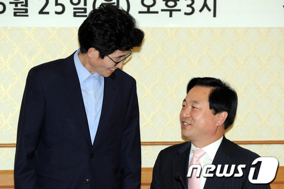 (서울=뉴스1) 이광호 기자 = 김두관 경남지사(오른쪽)가 25일 오후 국회 귀빈식당에서 열린 민주평화국민연대 대선후보 초청 간담회에서 민주통합당 이목희 의원과 대화하고 있다.20 …