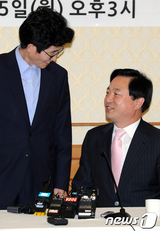 (서울=뉴스1) 이광호 기자 = 김두관 경남지사(오른쪽)가 25일 오후 국회 귀빈식당에서 열린 민주평화국민연대 대선후보 초청 간담회에서 민주통합당 이목희 의원과 대화하고 있다.20 …