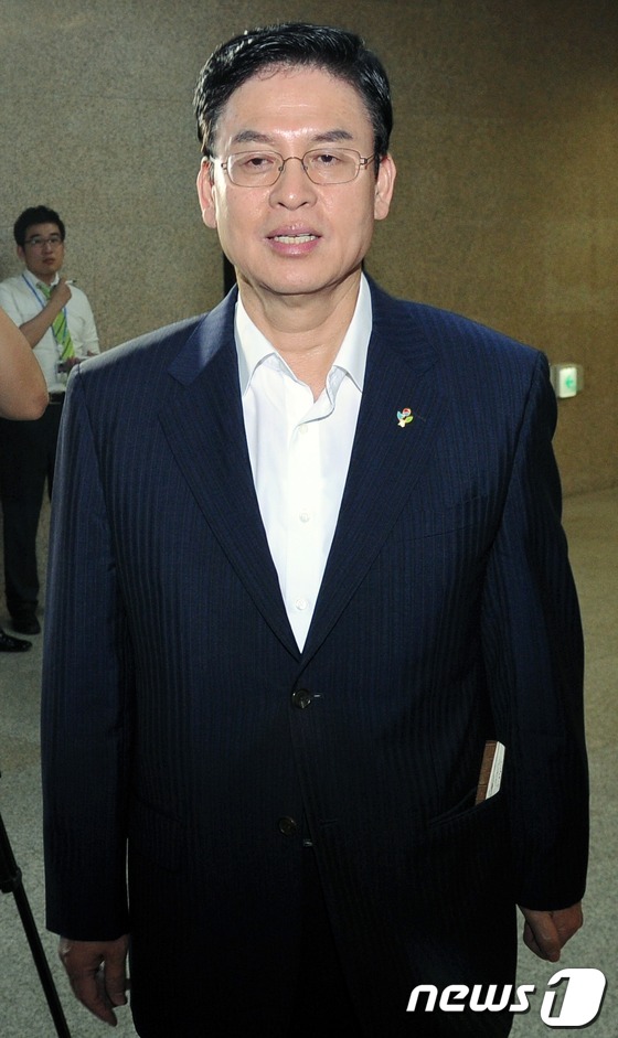 (서울=뉴스1) 이종덕 기자 = 새누리당 정우택 최고위원이 25일 오후 대선후보 경선룰과 시기 등을 논의하기위한 최고위원회의에 참석하기위해 국회의사당 대표최고위원실로 걸어가고 있다 …
