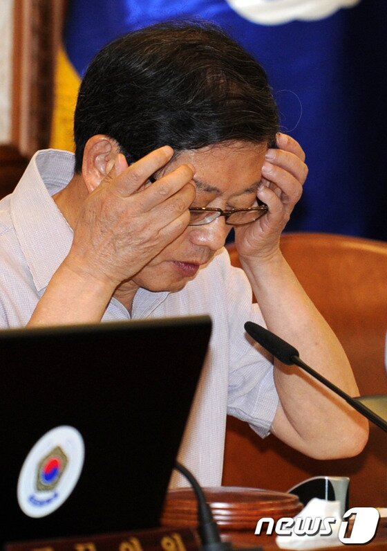 본문 이미지 - 26일 서울 세종로 정부중앙청사에서 열린 국무회의에서 김황식 국무총리가 안경을 만지고 있다. 2012.6.26/뉴스1 © News1 박세연 기자