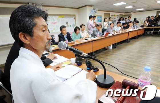 (서울=뉴스1) 오대일 기자 = 통합진보당 강기갑 혁신비상대책위원장이 26일 서울 중구 정동 민주노총 교육원에서 열린 전국운영위원회에서 모두발언을 하고 있다. 통합진보당은 이날 비 …