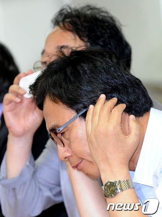 (서울=뉴스1) 오대일 기자 = 통합진보당 유시민 전 공동대표가 26일 서울 중구 정동 민주노총 교육원에서 열린 전국운영위원회에서 머리를 감싸쥐고 있다. 통합진보당은 이날 비례대표 …