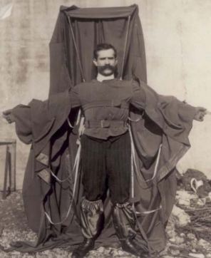 본문 이미지 - 에펠탑에서 처음으로 뛰어내려 사망한 남성. (데일리메일). © News1 