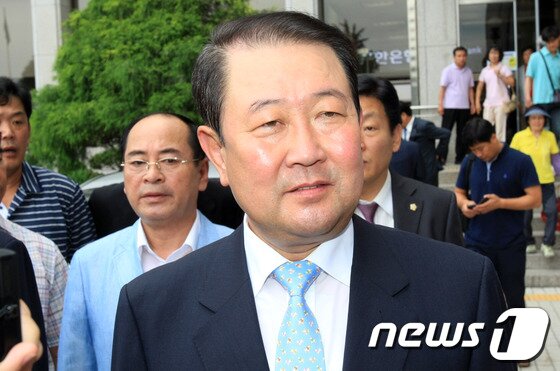 본문 이미지 - 법원이 27일 공직선거법 위반 혐의로 기소된 유태명 광주 동구청장에 대해 징역 2년을 선고하고 법정구속했다. 또 박주선 의원에 대해서는 징역 2년을 선고하고, 국회에 체포동의요구서를 보내기로 했다. 박주선 의원은 항소하겠다고 밝혔다.2012.6.27 /뉴스1 © News1 김태성 기자