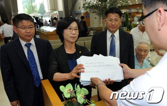(서울=뉴스1) 허경 기자 = 통합진보당 김제남 의원과 당원들이 27일 오전 서울 서초동 서울중앙지법 민원실에서 검찰의 당원명부 압수수색 국가배상 소장을 제출하고 있다. 통합진보당 …