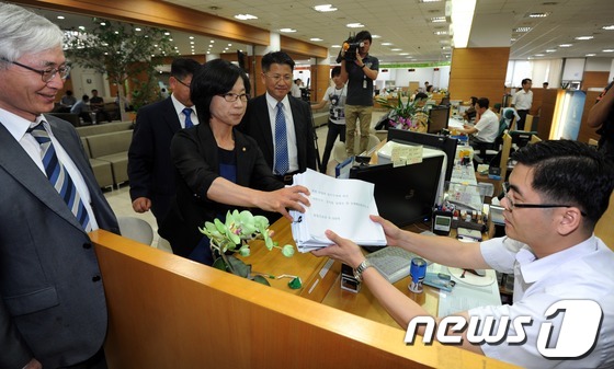 (서울=뉴스1) 허경 기자 = 통합진보당 김제남 의원과 당원들이 27일 오전 서울 서초동 서울중앙지법 민원실에서 검찰의 당원명부 압수수색 국가배상 소장을 제출하고 있다. 통합진보당 …