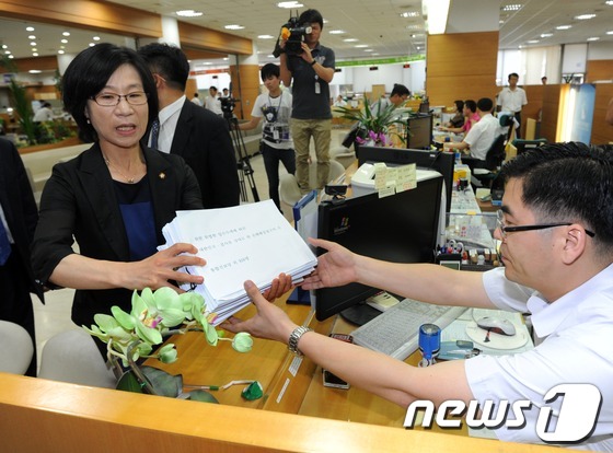 (서울=뉴스1) 허경 기자 = 통합진보당 김제남 의원과 당원들이 27일 오전 서울 서초동 서울중앙지법 민원실에서 검찰의 당원명부 압수수색 국가배상 소장을 제출하고 있다. 통합진보당 …