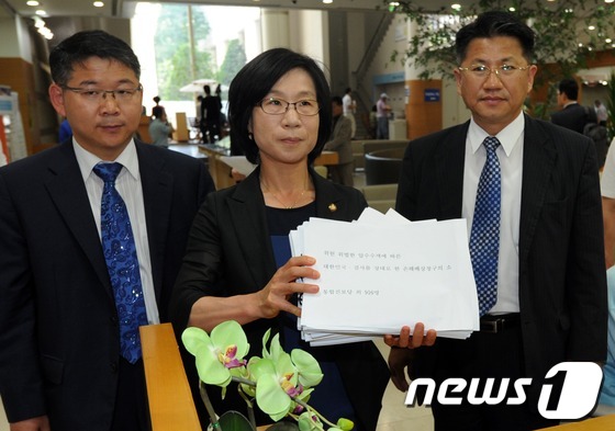 (서울=뉴스1) 허경 기자 = 통합진보당 김제남 의원과 당원들이 27일 오전 서울 서초동 서울중앙지법 민원실에서 검찰의 당원명부 압수수색 국가배상 소장을 제출하고 있다. 통합진보당 …